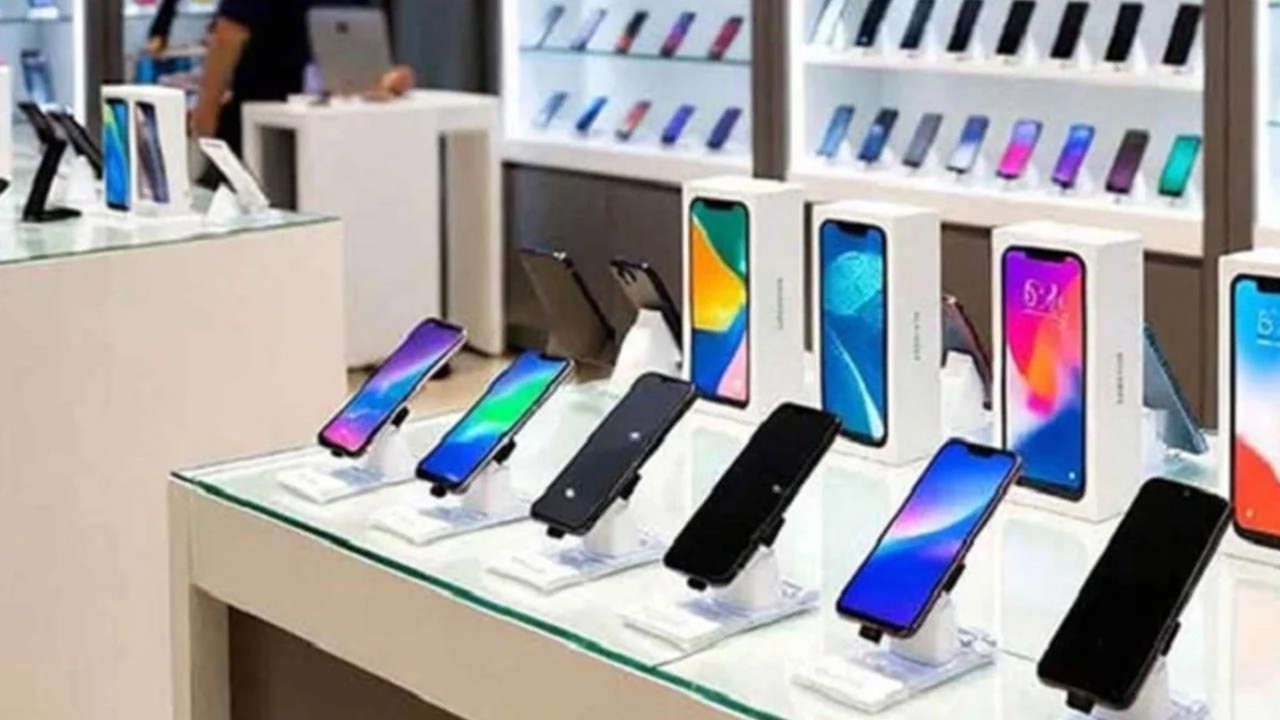 মোবাইল ফোনের দোকান । ফাইল ছবি