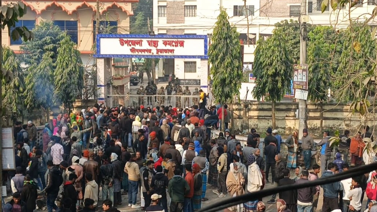 সড়ক অবরোধ করে বিক্ষোভ করছে বিএনপি নেতাকর্মীরা