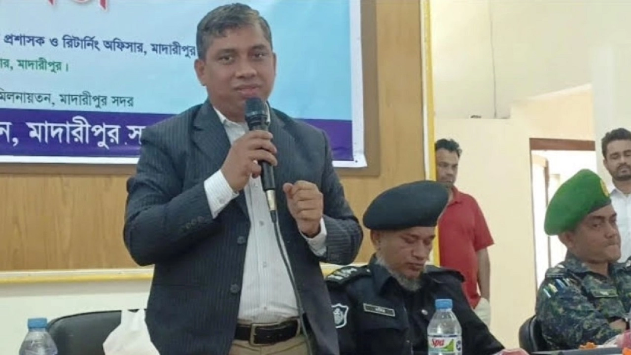 মাদারীপুর জেলা রিটার্নিং কর্মকর্তা ও জেলা প্রশাসক জাহাঙ্গীর আলম।