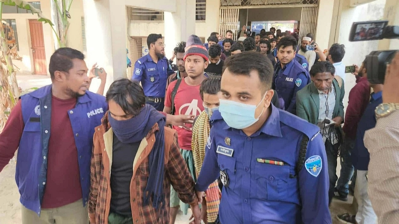 অবৈধভাবে অনুপ্রেবশের অভিযোগে আটকদের কারাগারে প্রেরণ