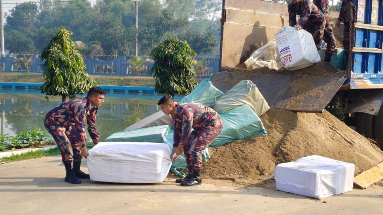 বিভিন্ন প্রকার ভারতীয় কসমেটিকস, শাড়ীসহ একটি ট্রাক জব্দ