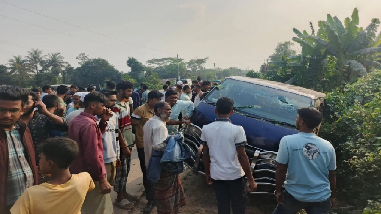 মিরসরাইয়ে বরযাত্রীবাহী মাইক্রোবাস দুর্ঘটনায়