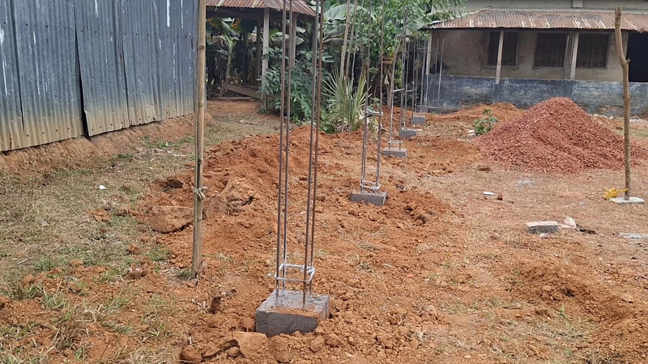 বিদ্যালয়ের প্রাচীর নির্মাণে বাধা