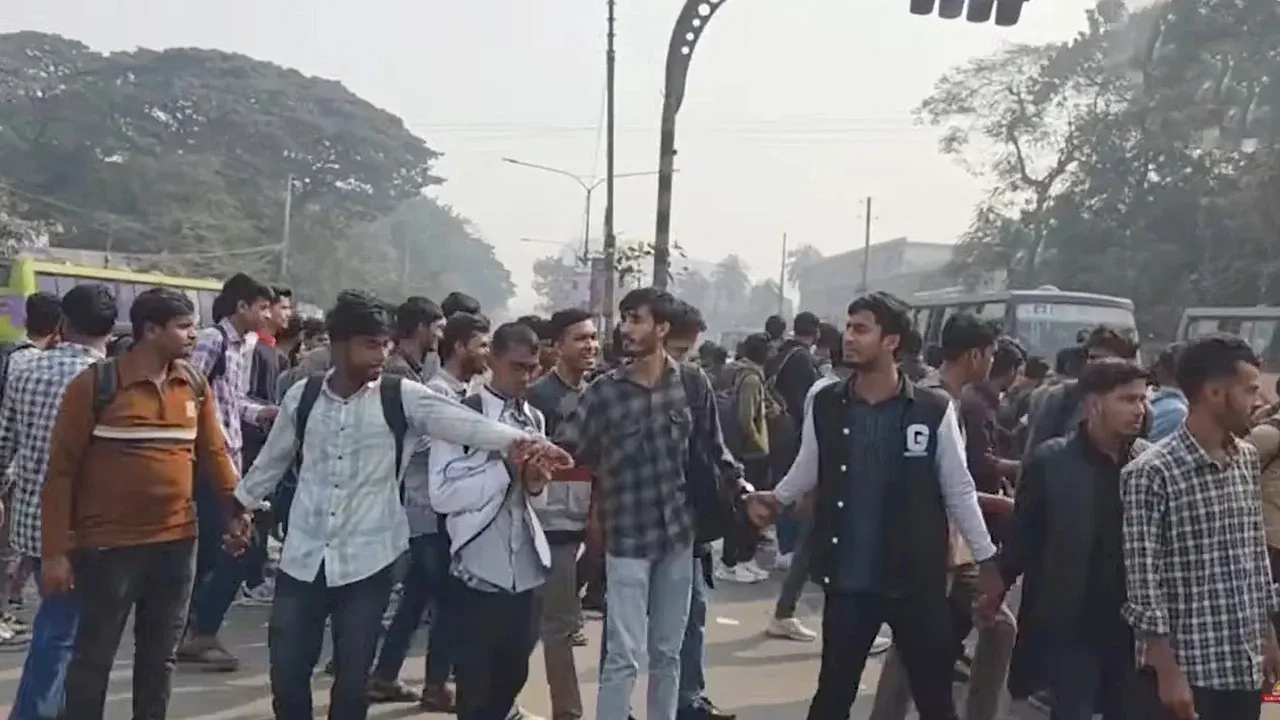 ঢাকায় রাস্তায় শিক্ষার্থীরা