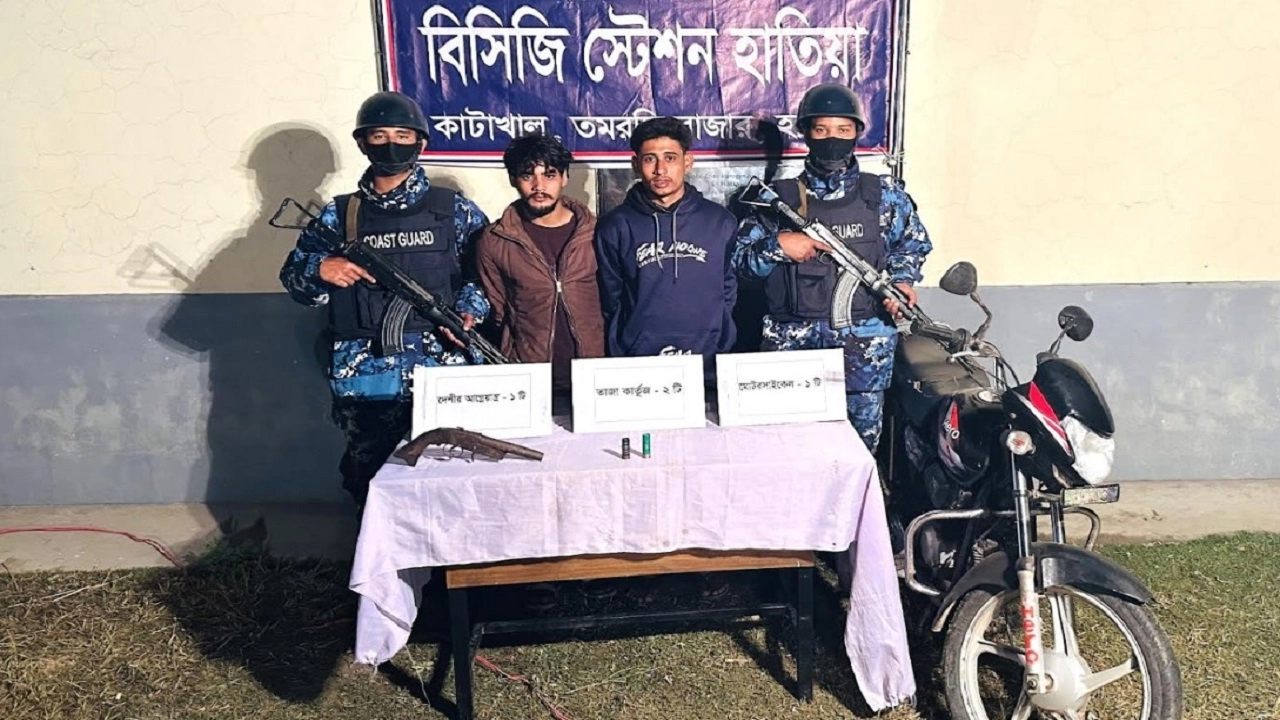হাতিয়া উপজেলায় দেশীয় আগ্নেয়াস্ত্র ও তাজা কার্তুজসহ দুই দুষ্কৃতিকারীকে আটক
