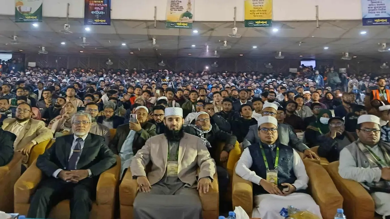 বুধবার (১৪ জানুয়ারি) সন্ধ্যায় বিশ্ববিদ্যালয়ের জহির রায়হান অডিটোরিয়ামে আয়োজিত এই সেমিনারে প্রধান আলোচক হিসেবে বক্তব্য রাখেন জনপ্রিয় ইসলামী বক্তা ড. মিজানুর রহমান আজহারী