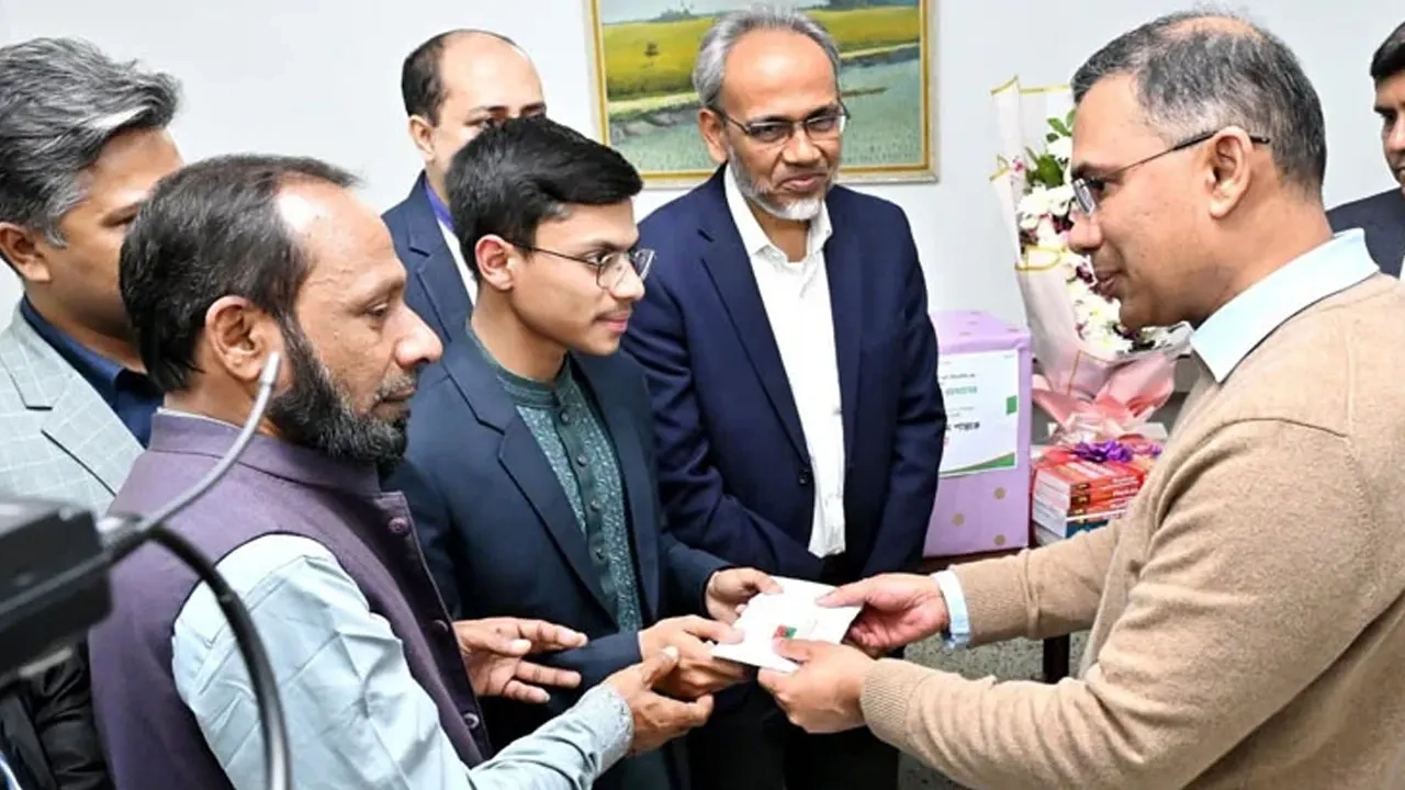 বিএনপি’র চেয়ারম্যান তারেক রহমান বুধবার রাজধানীর গুলশানে বিএনপি চেয়ারম্যানের রাজনৈতিক কার্যালয়ে শান্তর হাতে উপহার তুলে দেন