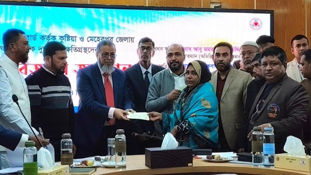 কুষ্টিয়া ও মেহেরপুরে সড়ক দুর্ঘটনায় ক্ষতিগ্রস্তদের মাঝে ২ কোটি ৮০ লাখ টাকার চেক বিতরণ করা হয়েছে। 