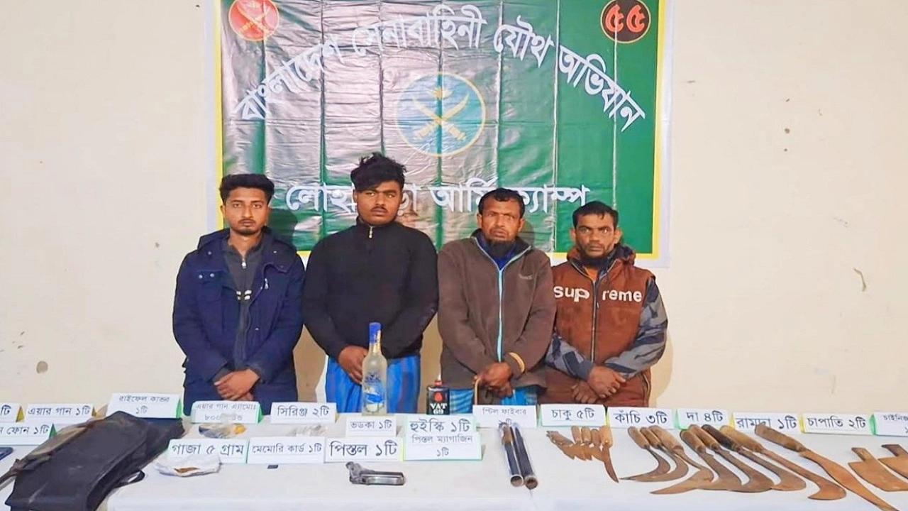 লোহাগড়ায় অভিযান চালিয়ে আগ্নেয়াস্ত্র, গুলি ও বিপুল পরিমাণ দেশীয় অস্ত্র উদ্ধার