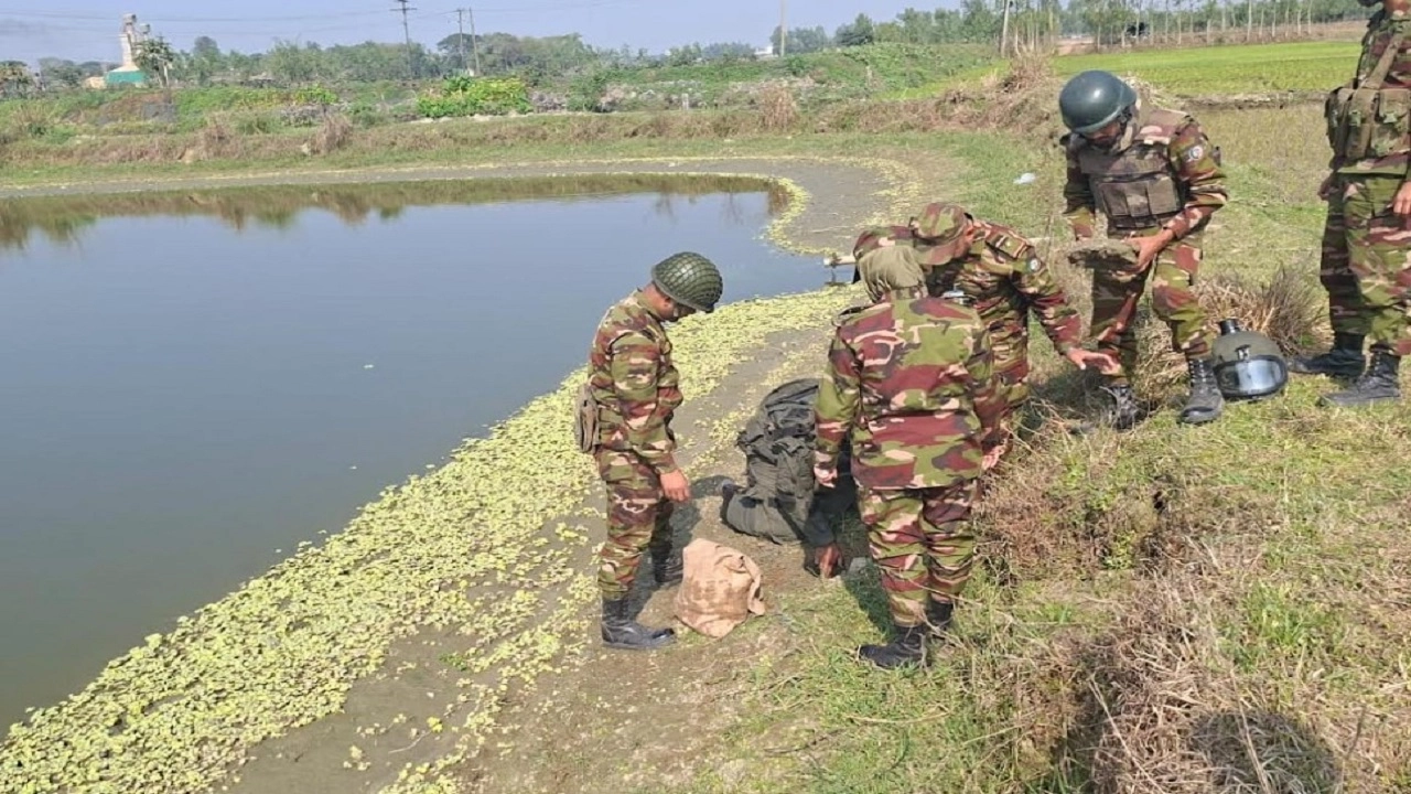 বানিয়াচং উপজেলায় একটি শক্তিশালী হ্যান্ড গ্রেনেড উদ্ধার করেছে সেনাবাহিনী।