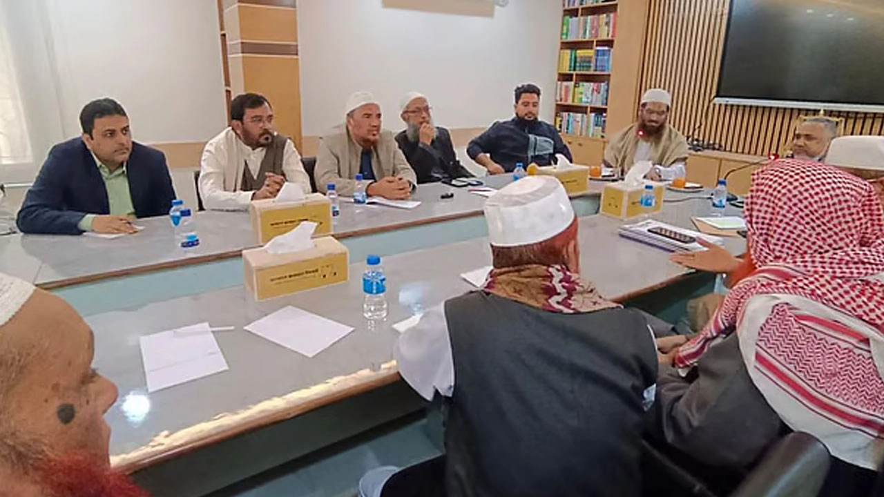 রাজধানীর মগবাজারে জামায়াতের কেন্দ্রীয় কার্যালয়ে জামায়াতে ইসলামীসহ ১০ দলের শীর্ষ নেতাদের বৈঠক।