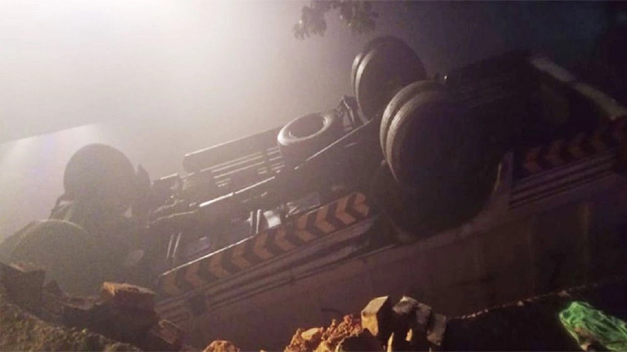 খালে পড়ে গেছে ট্রাক