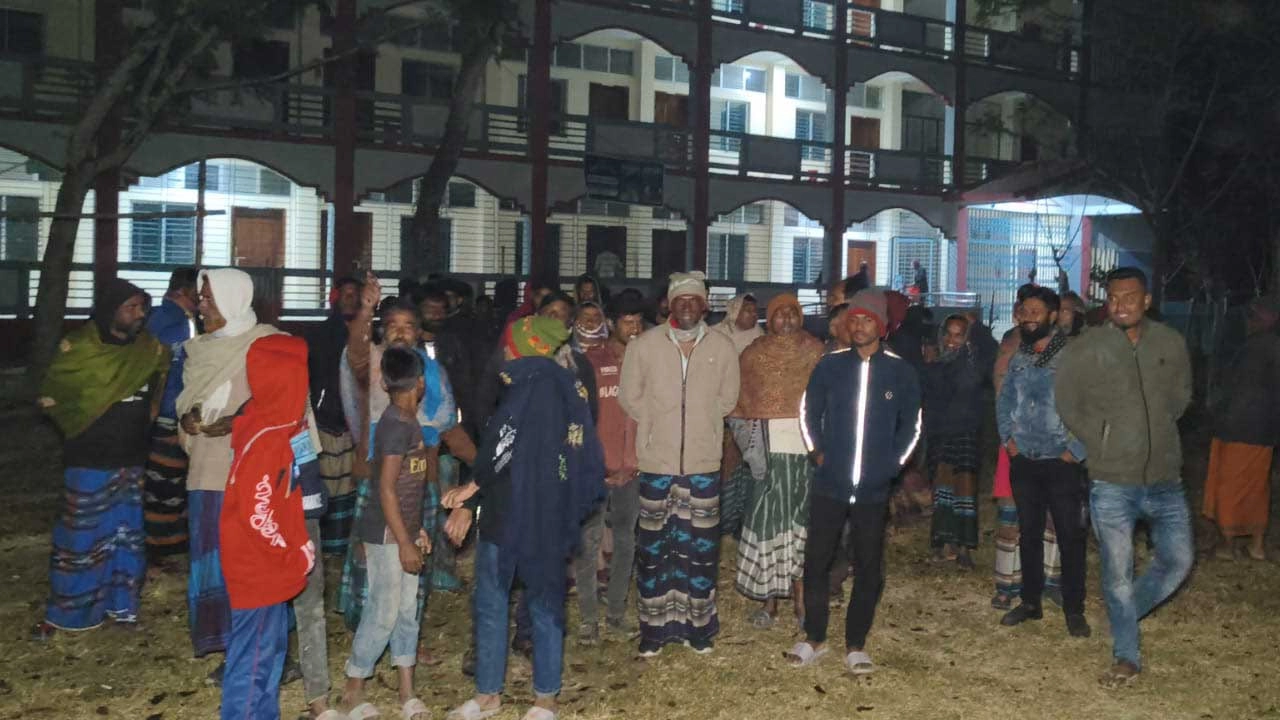 রাতের বেলায় নিয়োগ পরীক্ষা নেয়ায় এলাকাবাসীর মধ্যে সন্দেহ ও তীব্র ক্ষোভের সৃষ্টি হয়