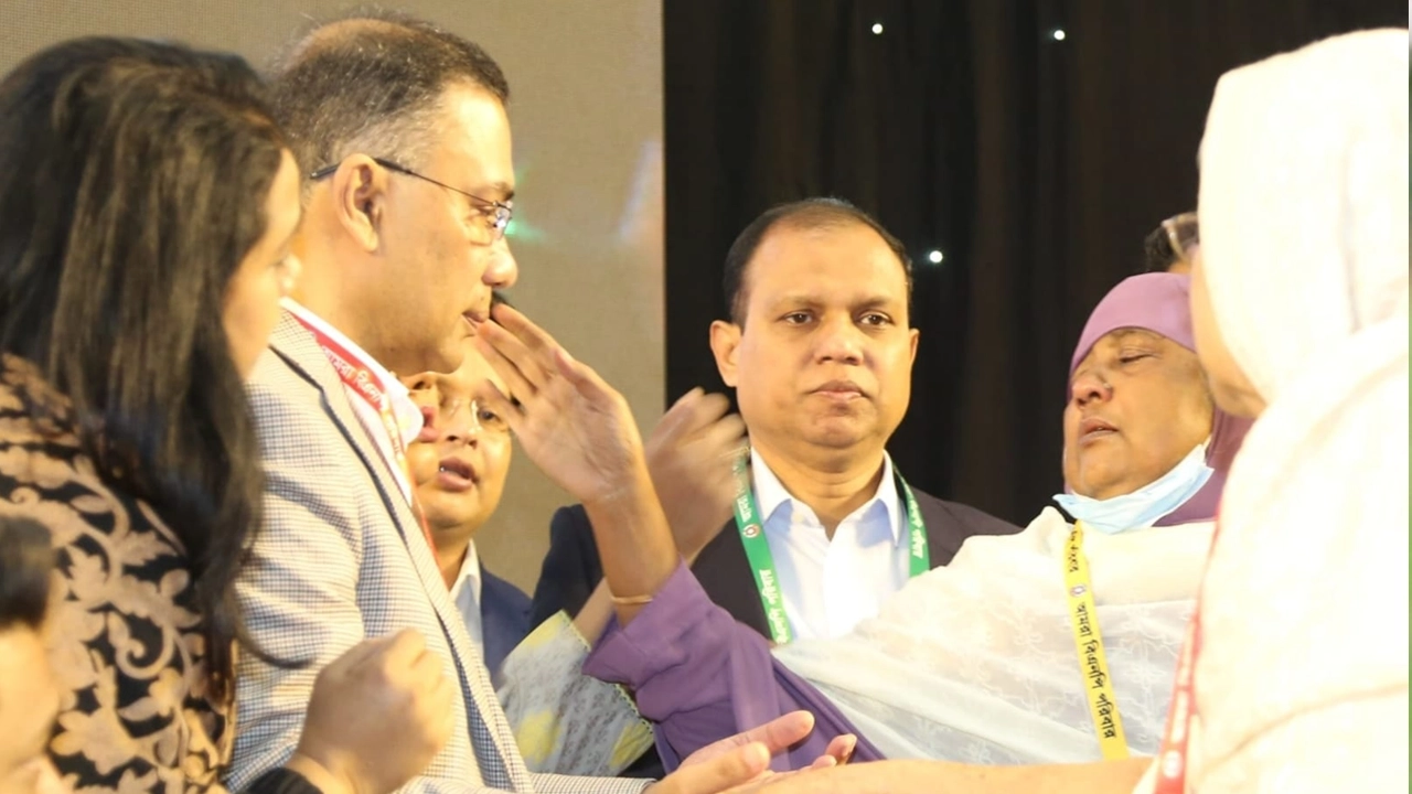 সন্তান হারানো এক শোকাহত মাকে সান্ত্বনা দিচ্ছেন তারেক রহমান