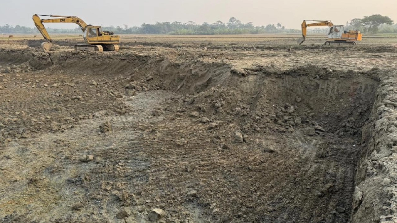 দুই ভেকু মেশিন দিয়ে জমির মাটি কেটে পুকুর করা হচ্ছে