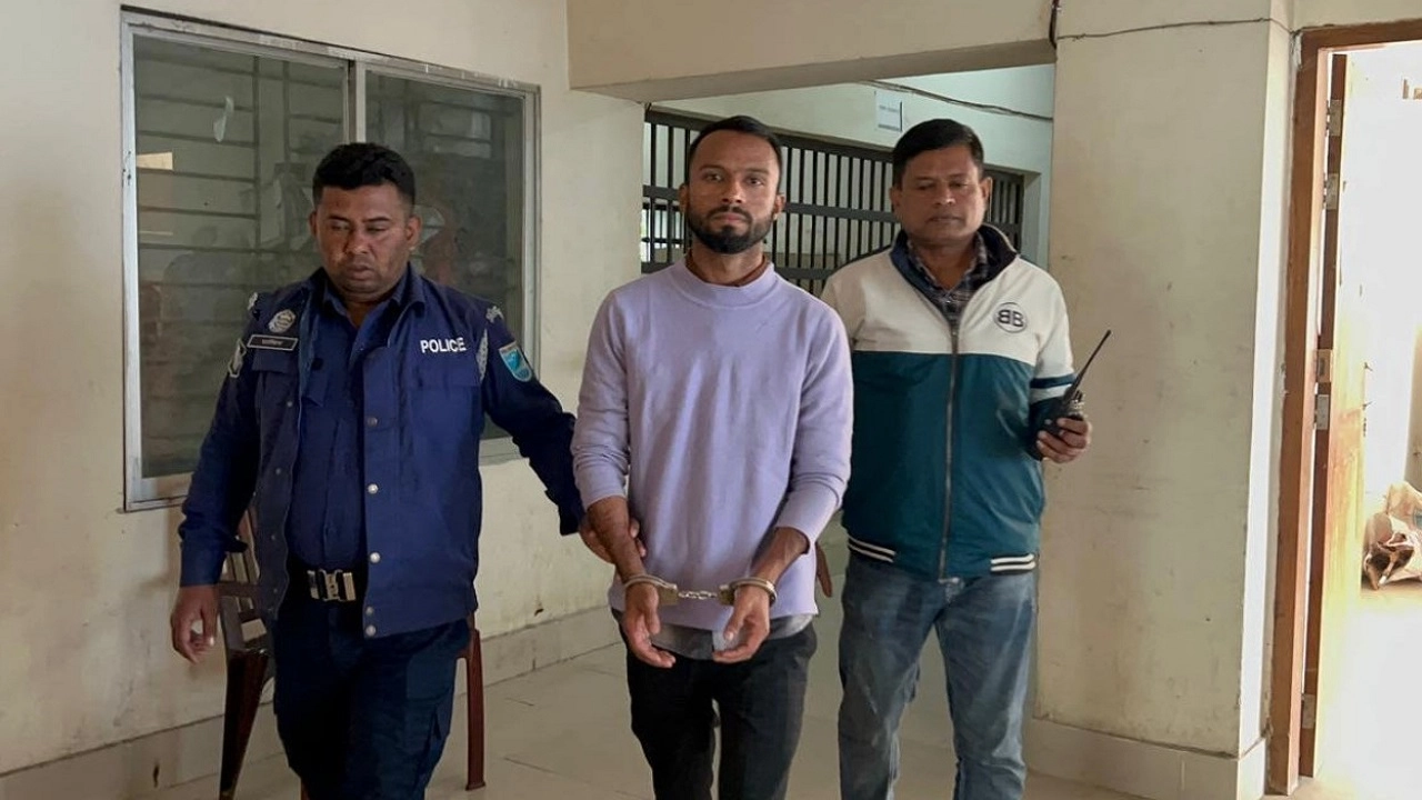 সাবেক স্ত্রীর অন্তরঙ্গ ছবি–ভিডিও ছড়ানোর অভিযোগে সাবেক স্বামী মাহফুজ সরকার গ্রেপ্তার