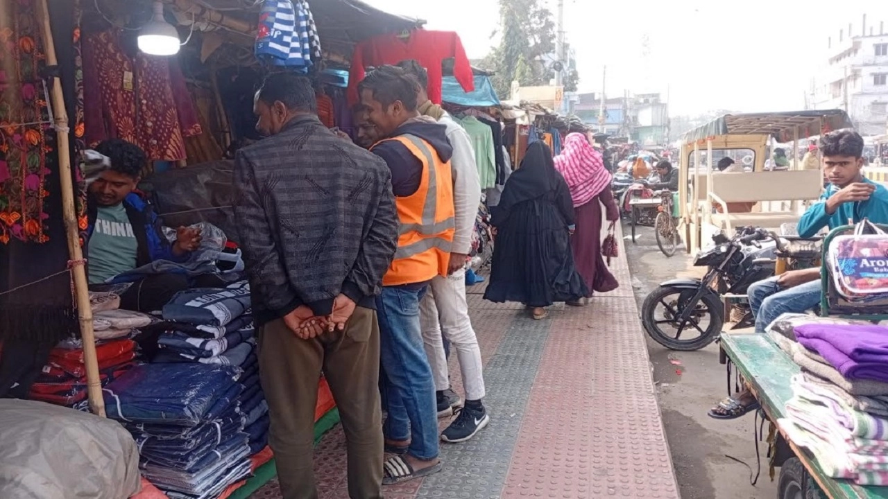 নড়াইলে ফুটপাত দখল করে দোকানপাট