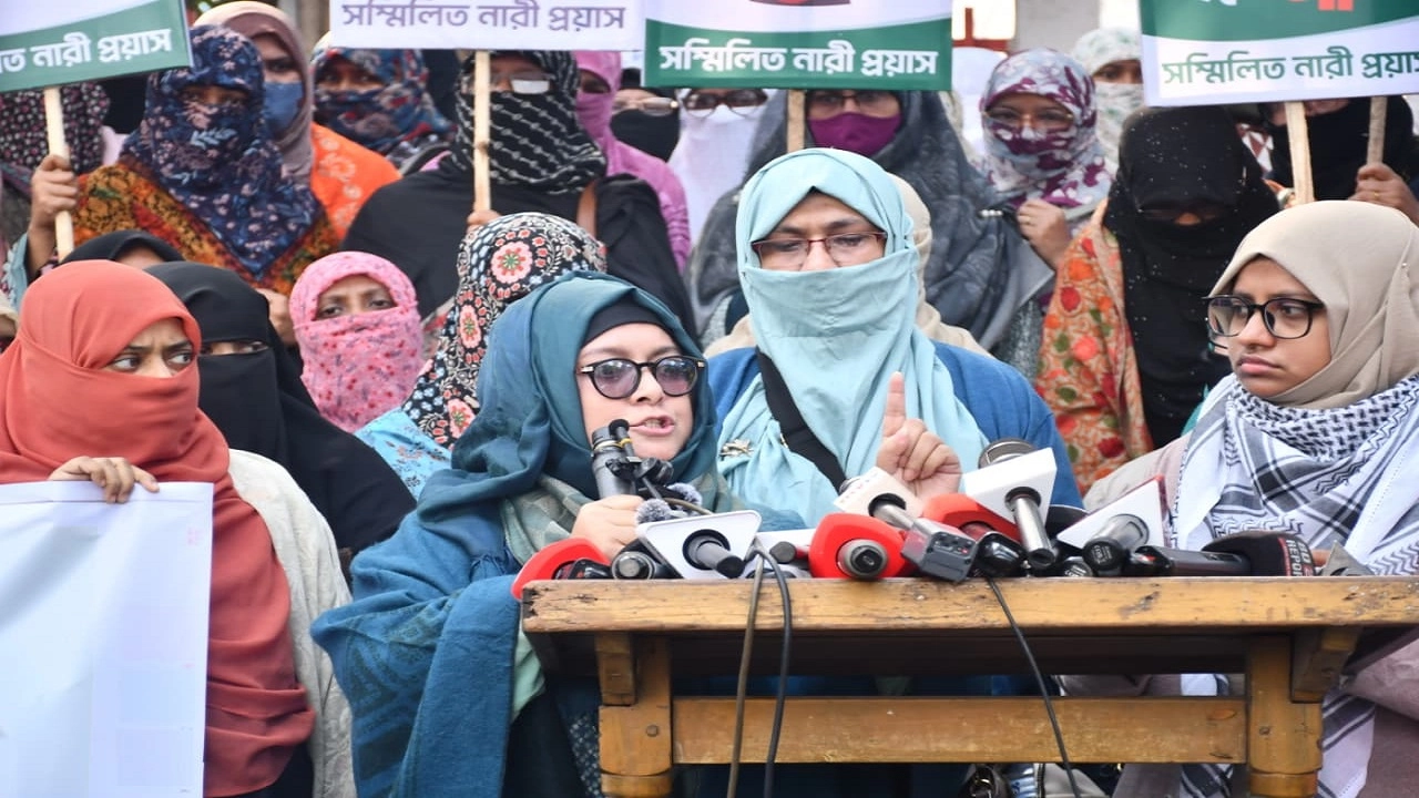 বিএনপি নেতা মোশাররফ আহমেদ ঠাকুরকে গ্রেফতারের দাবিতে সম্মিলিত নারী প্রয়াসের মানববন্ধন 