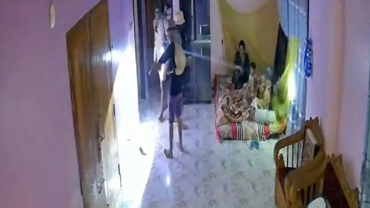 আড়াইহাজারে পরিবারের সদস্যদের জিম্মি করে ব্যবসায়ীর বাড়িতে ডাকাতি