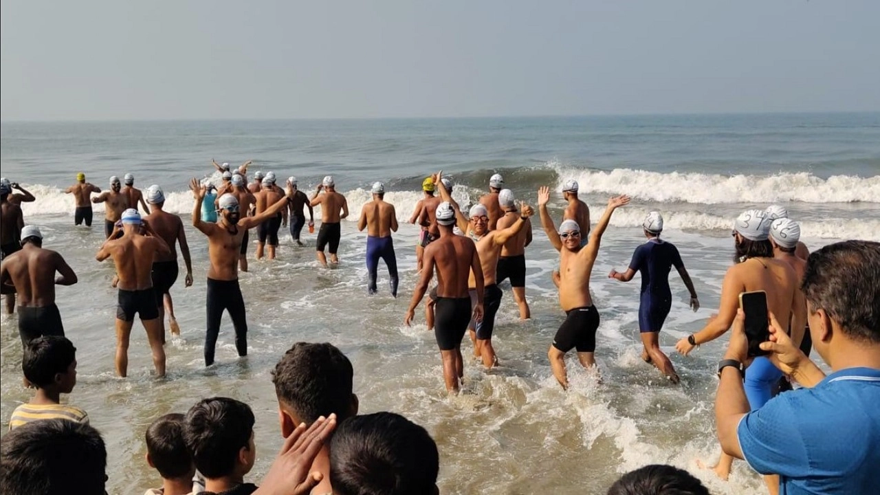 সেন্টমার্টিন উদ্দেশে বাংলা চ্যানেল পাড়ি দিলো ৩৫ সাঁতারু