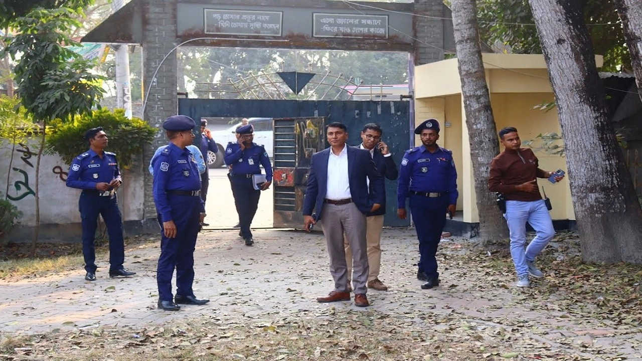 অভয়নগর-মনিরামপুরে ভোটকেন্দ্র পরিদর্শনে পুলিশ সুপার