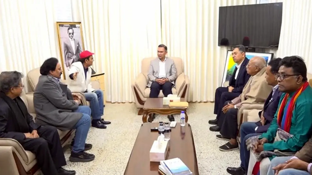 বিএনপির চেয়ারম্যান তারেক রহমানের সঙ্গে সৌজন্য সাক্ষাৎ করেছেন কবি-সাহিত্যিকদের একটি প্রতিনিধিদল