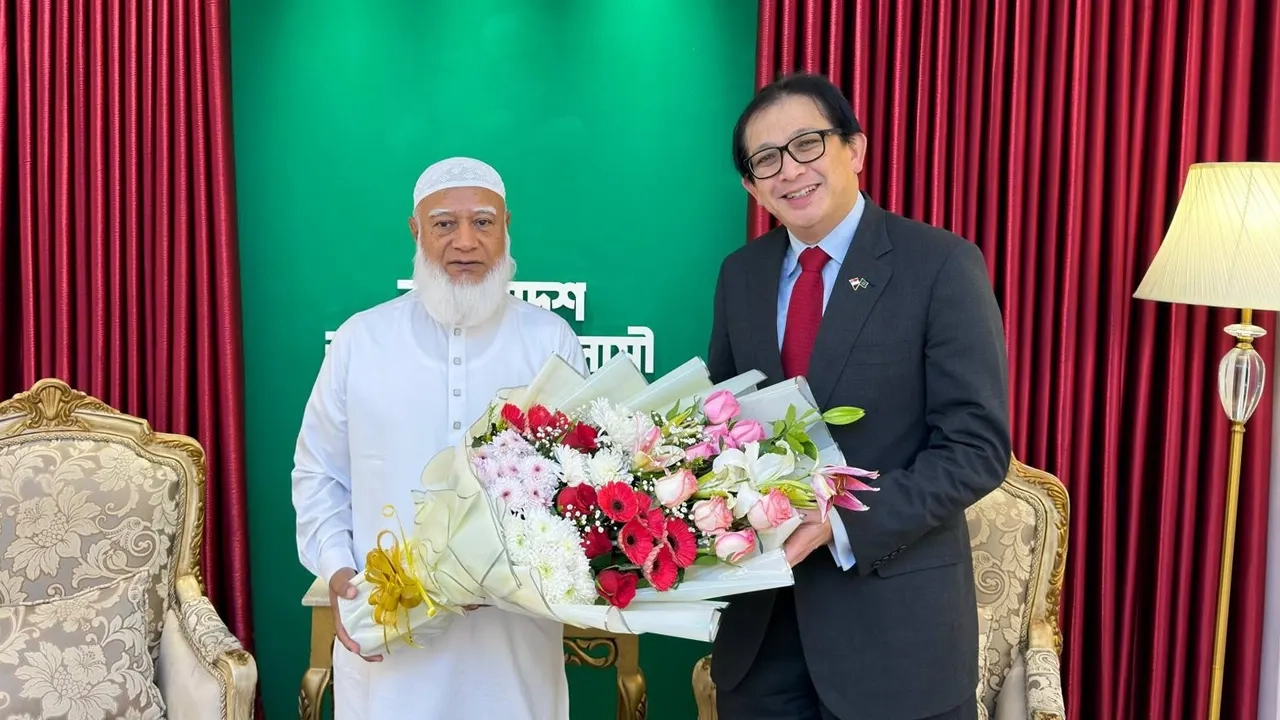 বাংলাদেশ জামায়াতে ইসলামীর আমির ডা. শফিকুর রহমানের সঙ্গে সৌজন্য সাক্ষাৎ করেছেন বাংলাদেশে নিযুক্ত সিঙ্গাপুর হাইকমিশনের চার্জ দ্য অ্যাফেয়ার্স মি. মিচেল লি।