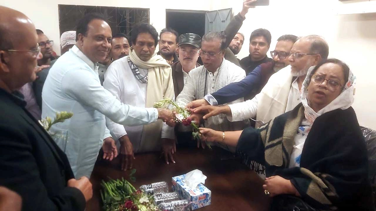 ভাণ্ডারিয়ায় উপজেলা পরিষদের সাবেক চেয়ারম্যান এবং জেপির সাবেক সাধারণ সম্পাদক আতিকুল ইসলাম উজ্জ্বলের নেতৃতে সহস্রাধিক নেতাকর্মীর বিএনপিতে যোগদান করেন।