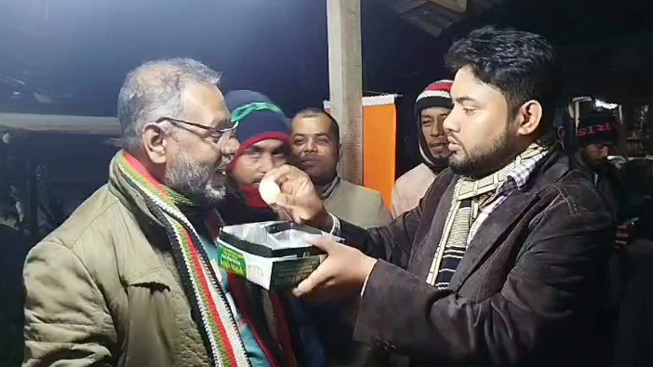 কমিটি বিলুপ্ত ঘোষণার পর দলেরই একাংশ নেতাকর্মীদের মধ্যে প্রকাশ্যে আনন্দ উদযাপন