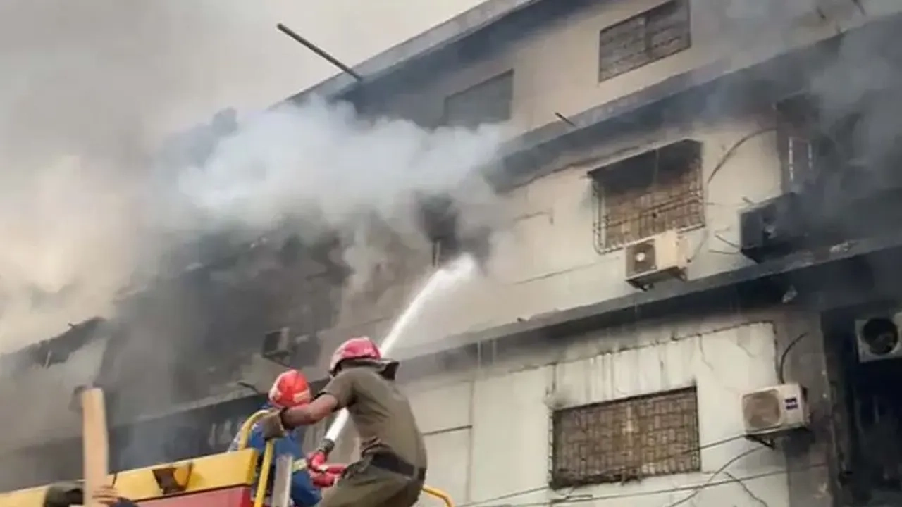 করাচির গুল প্লাজায় আগুন নেভানোর জন্য উদ্ধার ও দমকল বিভাগের কর্মীরা অভিযান চালাচ্ছেন। ছবি: সংগৃহীত