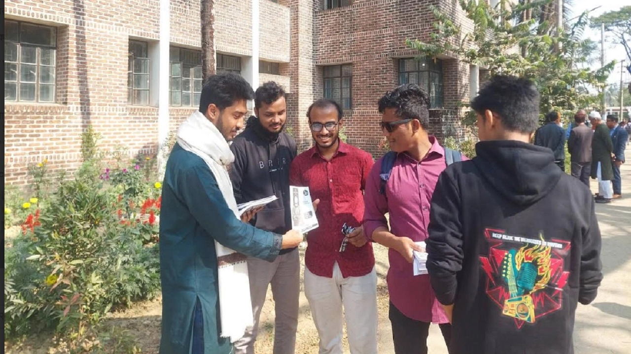 ক্যাম্পাসে প্রার্থীদের প্রচারণা