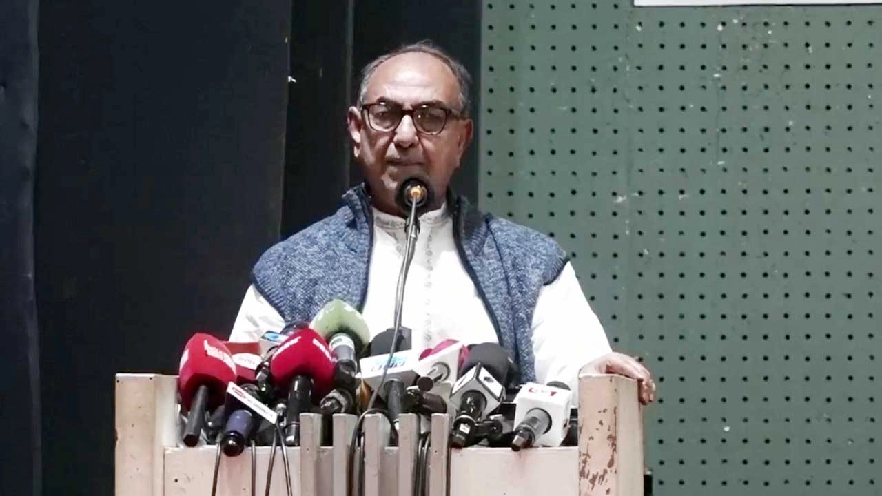 বক্তব্য রাখছেন  বিএনপির স্থায়ী কমিটির সদস্য মির্জা আব্বাস