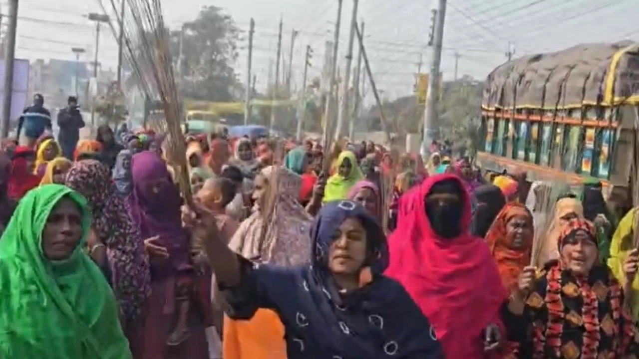 কুষ্টিয়ায় আমির হামজার বিরুদ্ধে ঝাড়ু মিছিল