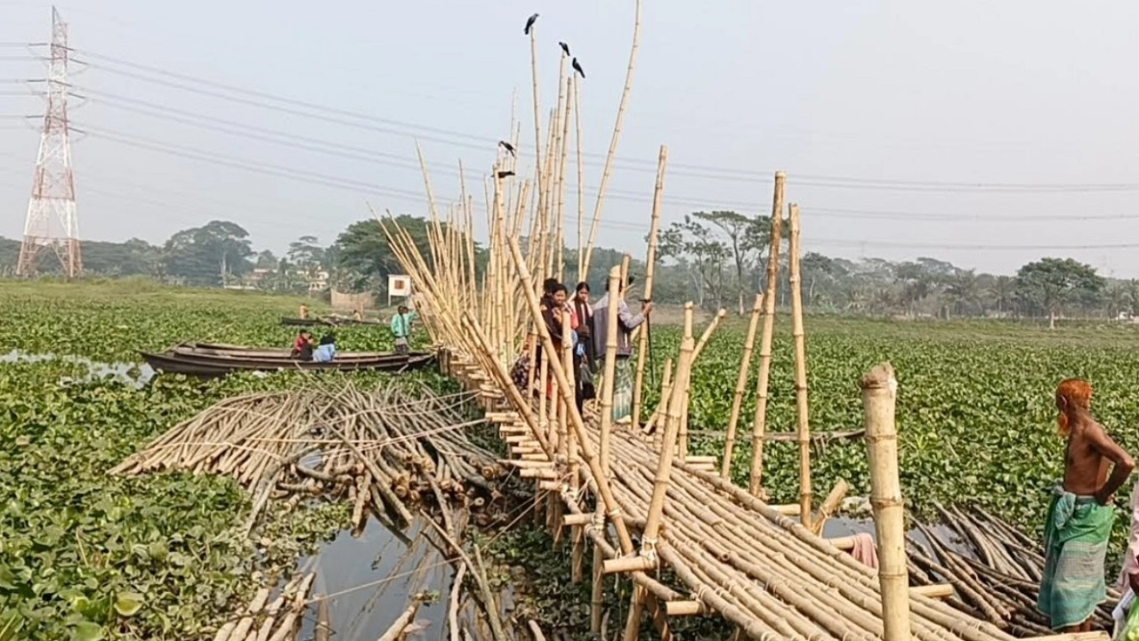 সাঁকো দিয়ে নদী পারাপার