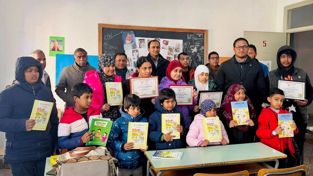নোসে বাংলা স্কুলে সনদ প্রদান ও পাঠ্যবই বিতরণ