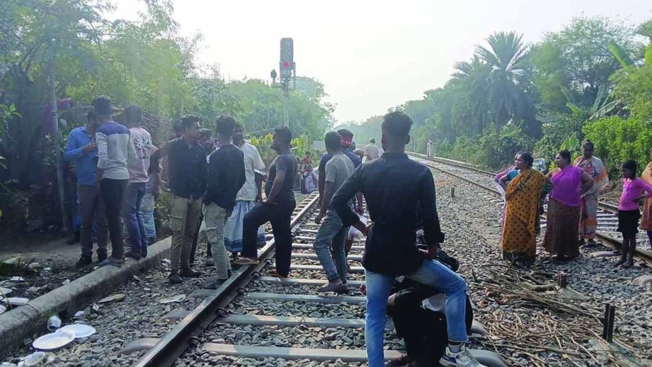 সুন্দরবন এক্সপ্রেস ট্রেনের নিচে কাটা পড়ে শিশুর মৃত্যু