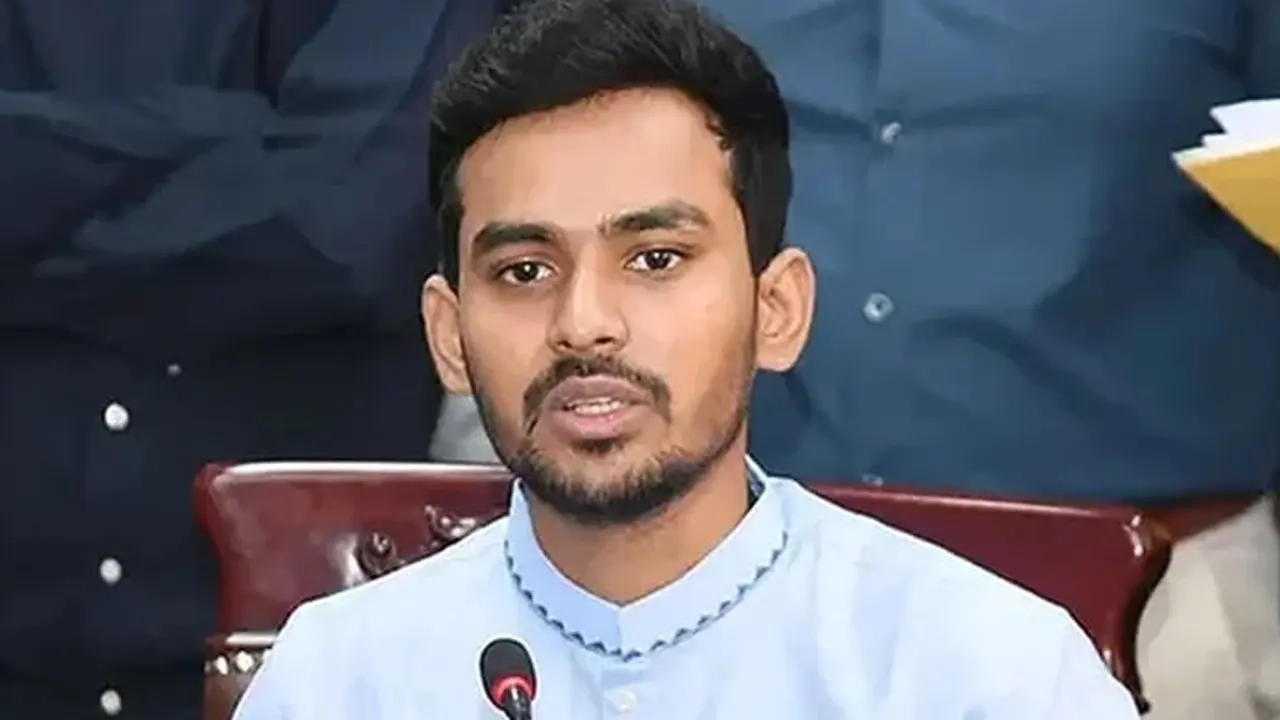 জাতীয় নাগরিক পার্টির (এনসিপি) মুখপাত্র ও কেন্দ্রীয় নির্বাচন পরিচালনা কমিটির চেয়ারম্যান আসিফ মাহমুদ সজীব ভূঁইয়া