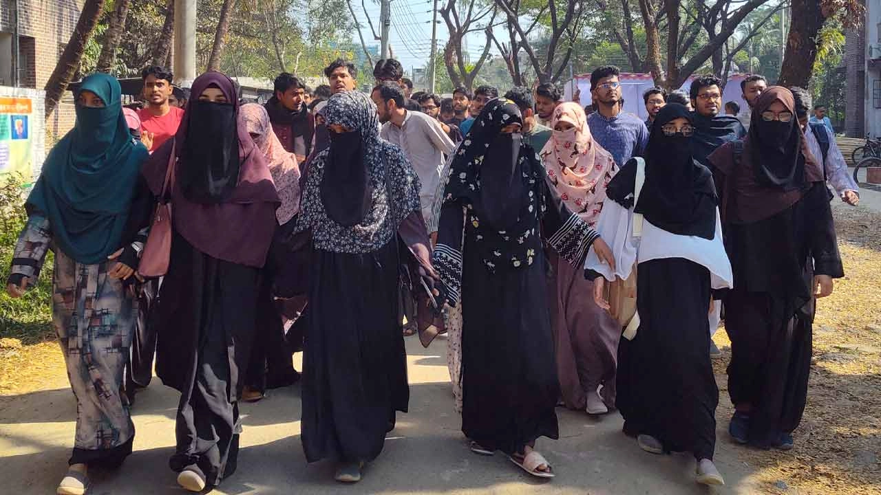 শাকসুর ক্যাম্পাস আন্দোলনে শিক্ষার্থীরা