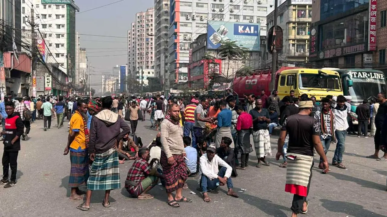 সোমবার (১৯ জানুয়ারি) সকাল সাড়ে ৯টা থেকে বাড্ডার ফুজি টাওয়ারের সামনে রাস্তা অবরোধ করে