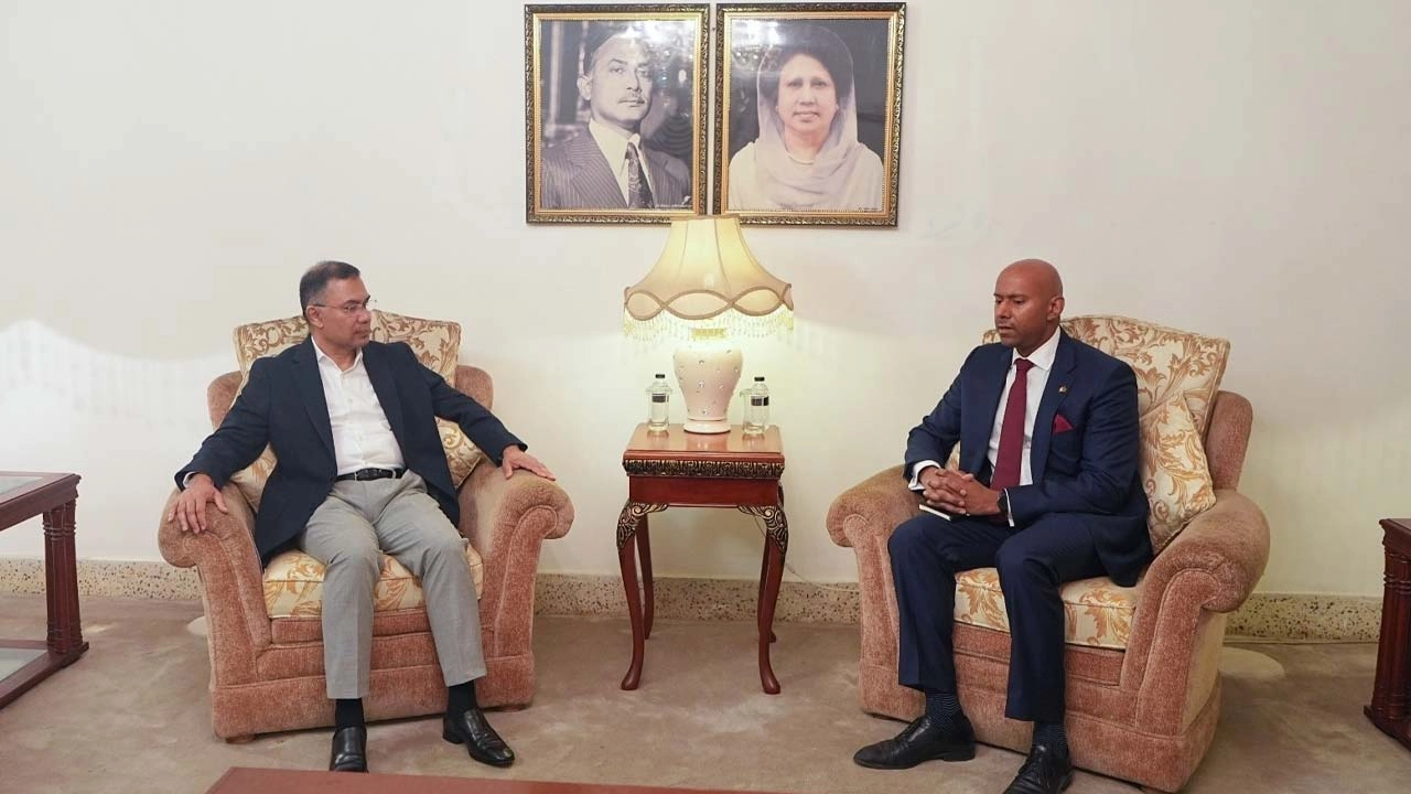 বিএনপি চেয়ারম্যান তারেক রহমানের সঙ্গে সৌজন্য সাক্ষাৎ করেন বাংলাদেশে নিযুক্ত কানাডার হাইকমিশনার অজিত সিং।