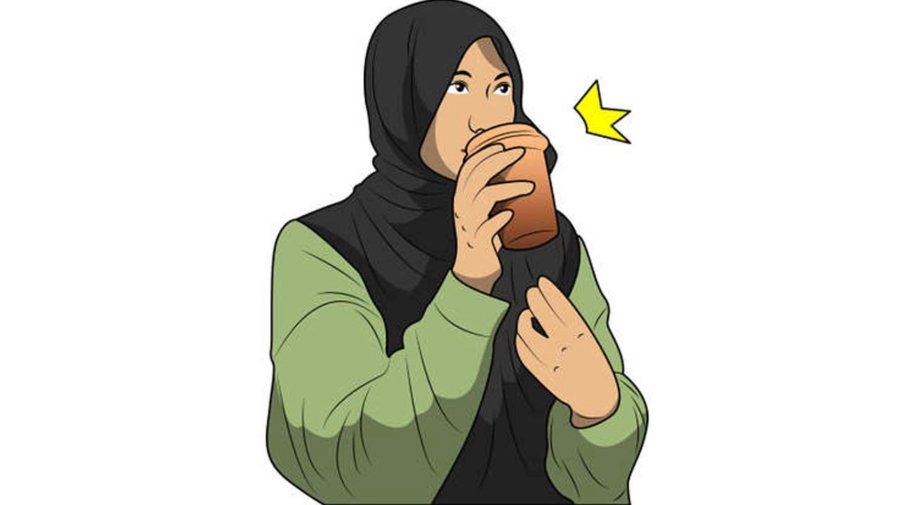 ইফতারে শরবত পান করছেন একজন নারী