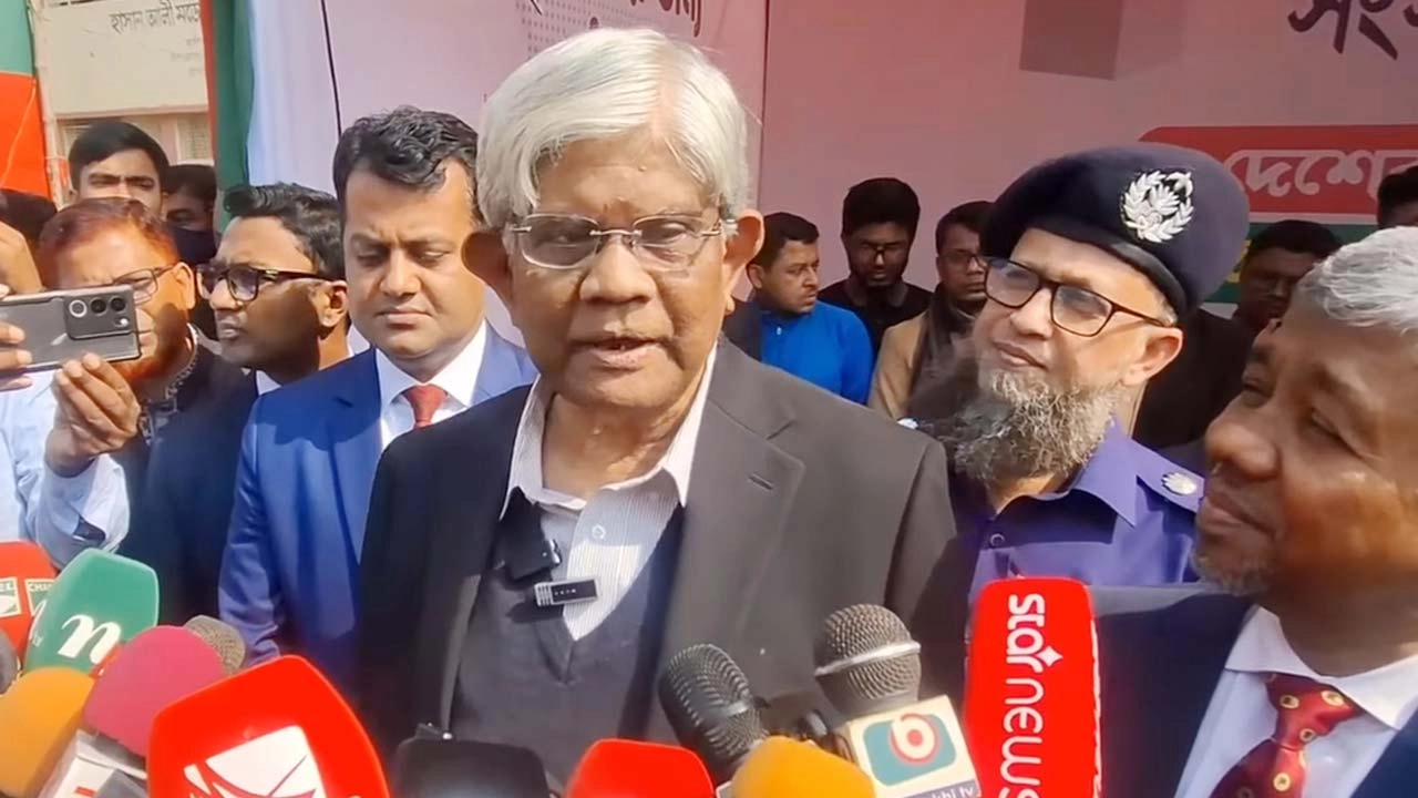 চাঁদপুরে সাংবাদিকদের সঙ্গে কথা বলেন অর্থ উপদেষ্টা ড. সালেহউদ্দিন আহমেদ
