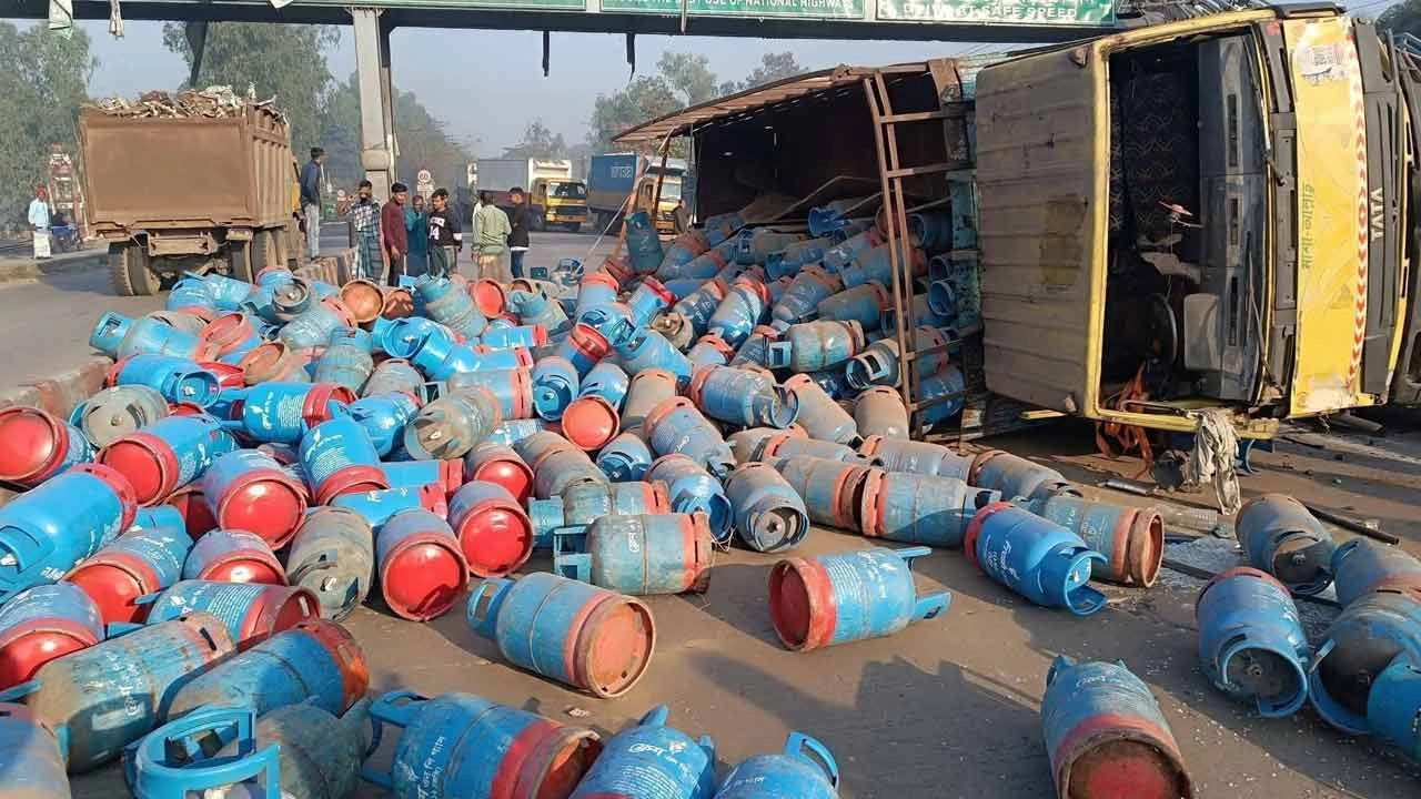 ট্রাক উল্টে রাস্তায় পড়ে যায় সিলিন্ডার। ছবি: এনপিবি