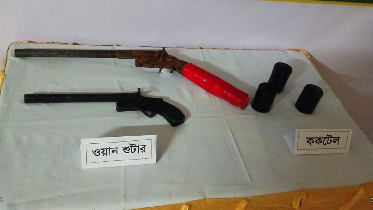 উদ্ধার করা ওয়ান শুটারগান ও ককটেল
