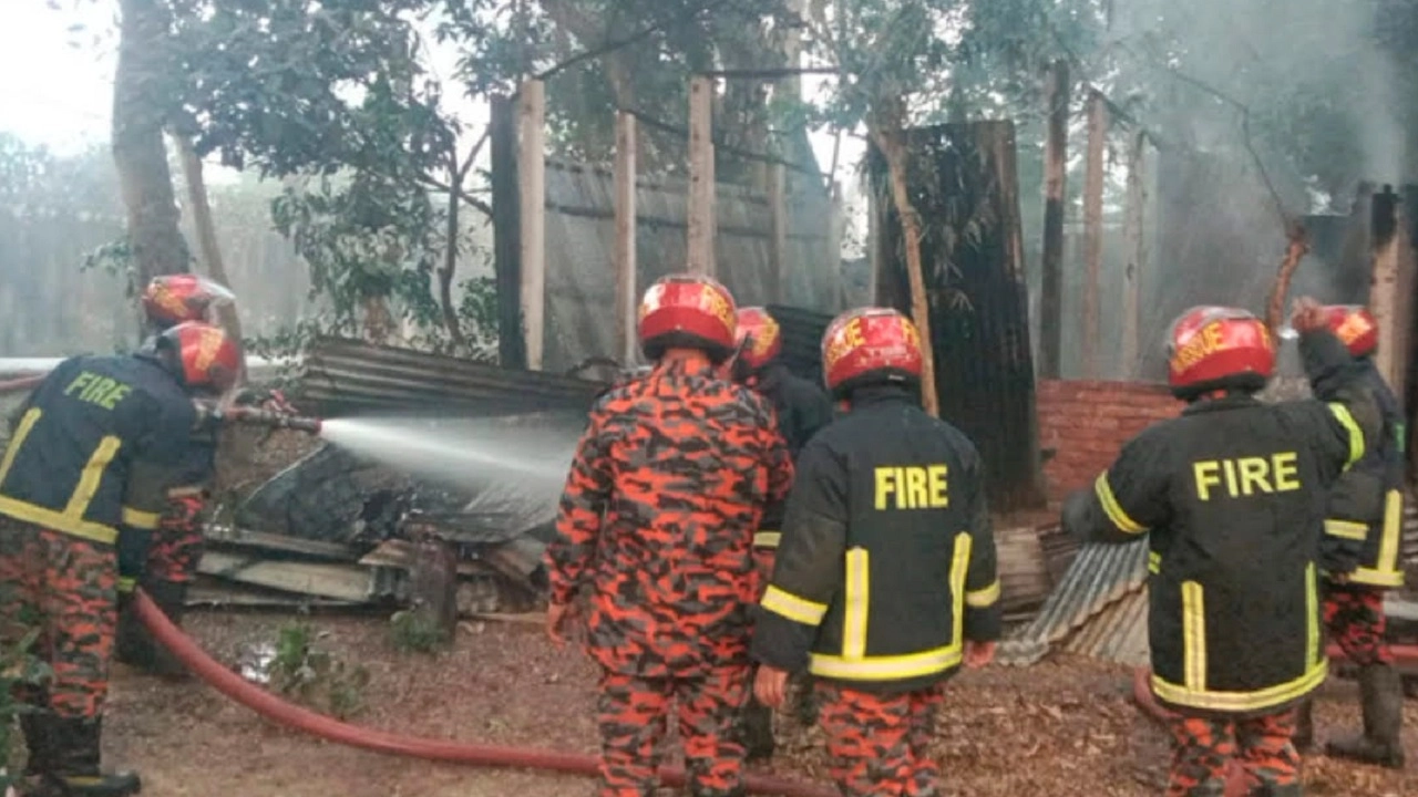 আগুন নেভাচ্ছেন ফায়ার সার্ভিস ও সিভিল ডিফেন্সের কর্মীরা