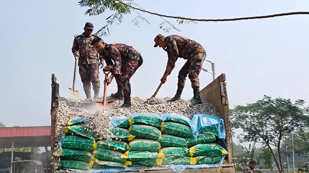 মাধবপুরে পাথরের নিচে লুকানো ভারতীয় জিরা জব্দ