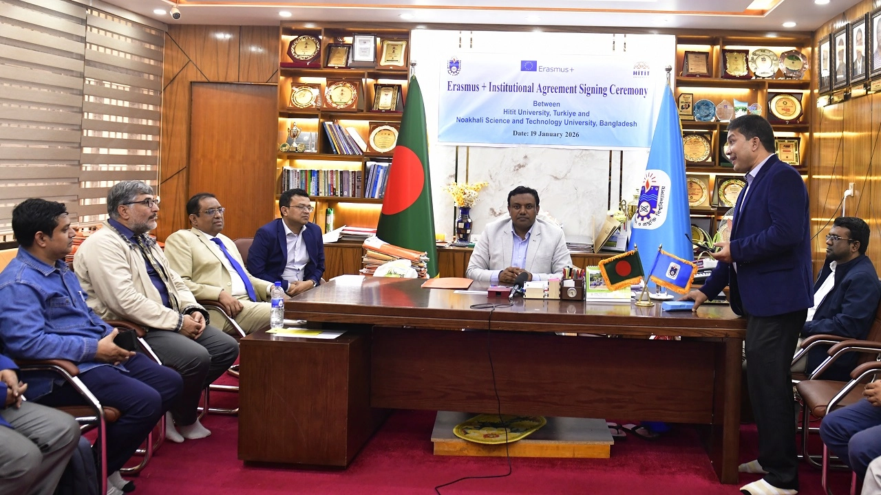 উপাচার্য দপ্তরে আয়োজিত এক অনুষ্ঠানের মাধ্যমে চুক্তি স্বাক্ষর