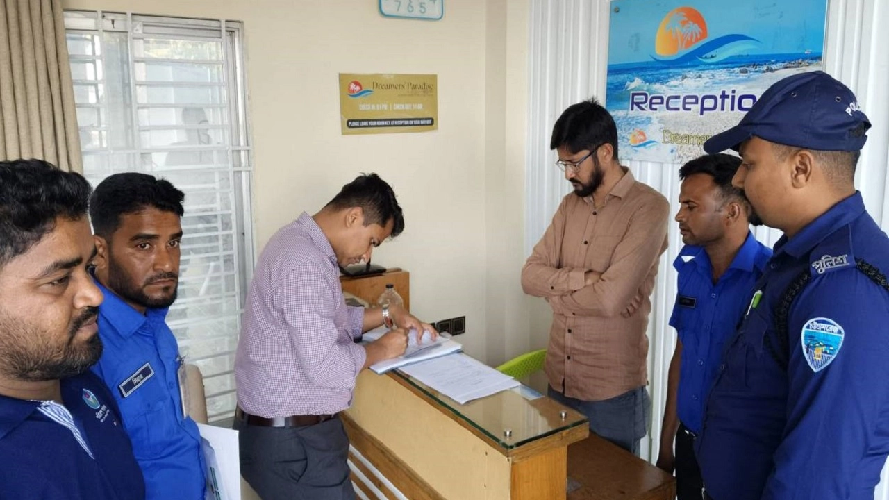 সেন্টমার্টিনে পরিবেশ রক্ষায় যৌথ অভিযান