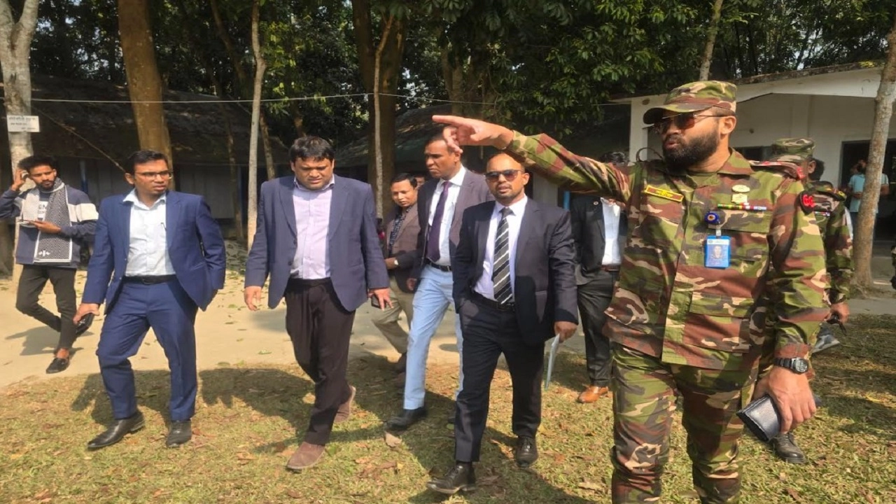 ঝুঁকিপূর্ণ ভোটকেন্দ্র পরিদর্শনে জেলা প্রশাসক ও জেলা ম্যাজিস্ট্রেট।