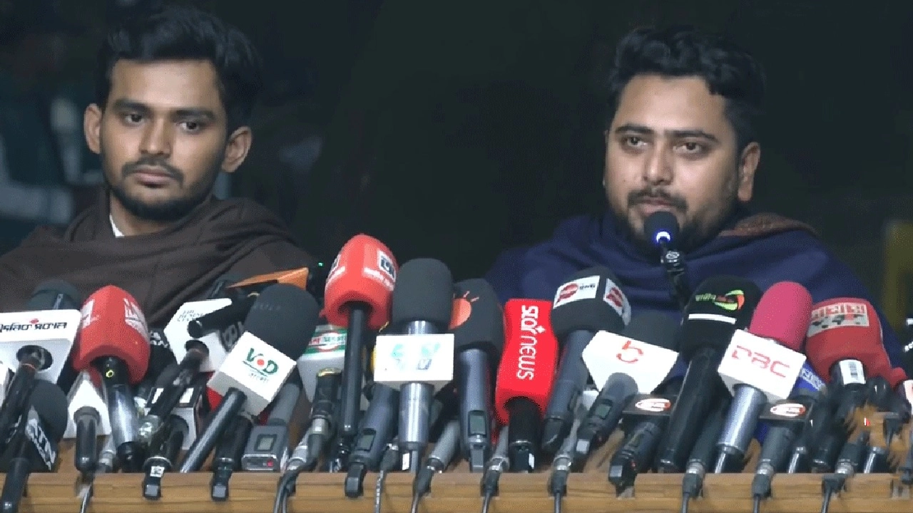 সংবাদ সম্মেলনে নাহিদ ইসলাম ও আসিফ মাহমুদ